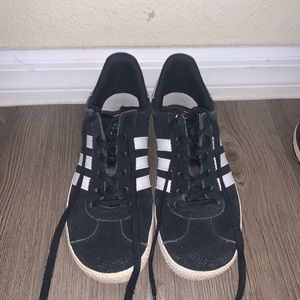Black women’s size 7 adidas gazelle sneakers